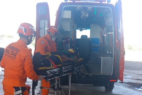 Corpo de Bombeiros realiza treinamento de resgate a vítima de acidente motociclístico